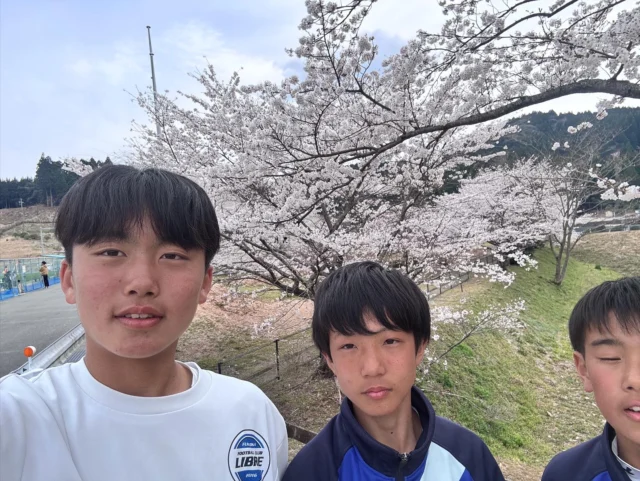 2025.4.6
今日はU14もU15もトレーニングマッチでした。

（感想）
3年　宮川幸明
トレーニングマッチをして決めれるところを外してしまったので火曜からの練習ではシュートをしっかりと決めれるようにしたいです。
2年　荻野白都
トレーニングマッチをしてサイドバックで相手に裏までけられてクロスをあげられました。
だから練習で守備をしていきたいです。